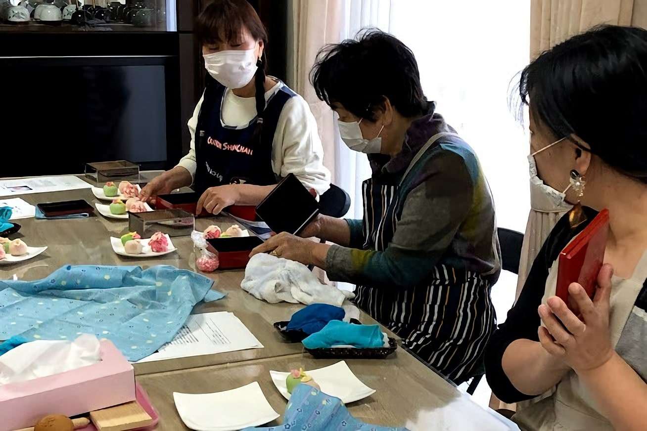 細やかな指導で奈良市の初心者や男性の方も通いやすい和菓子教室